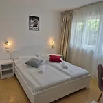 Gazde/Camere de închiriat Bellmar Florian *